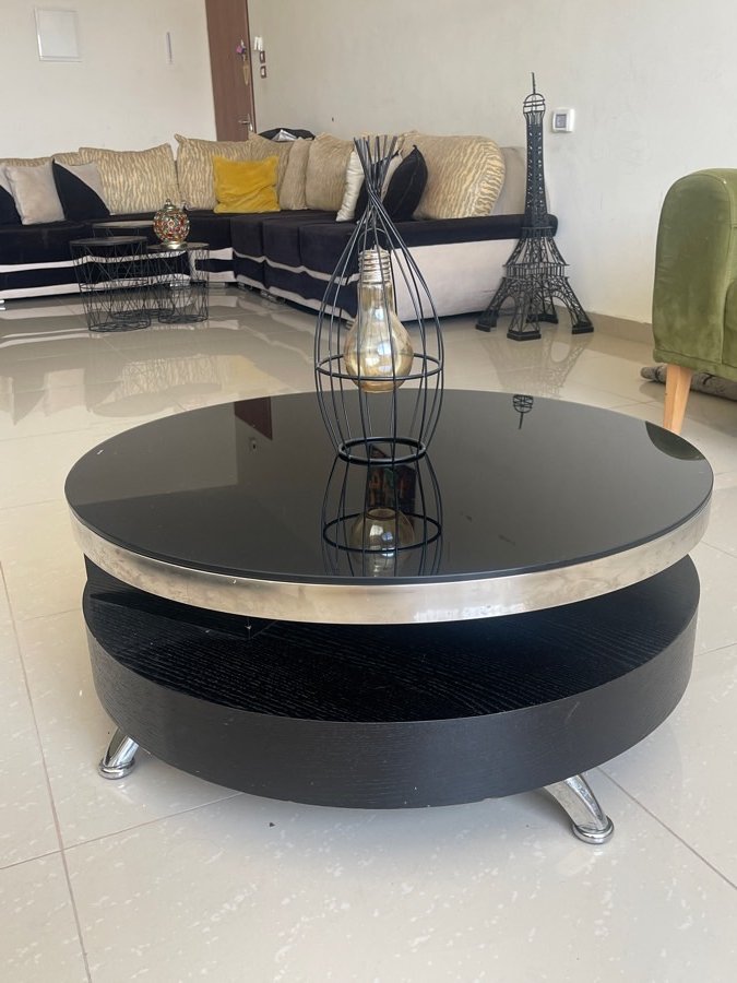 طاولة وسط يوجد فيها شحوط بسيطة