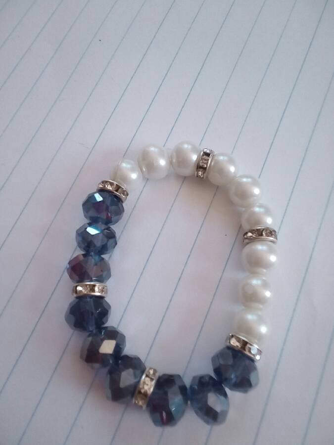 اسوارة-ليلكية-وبيضاء