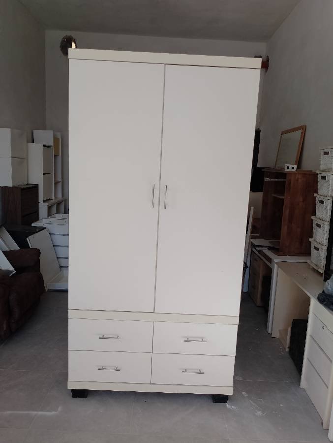 خزانة دفتين شبه جديده فيها رفوف وتعليق وجوارير