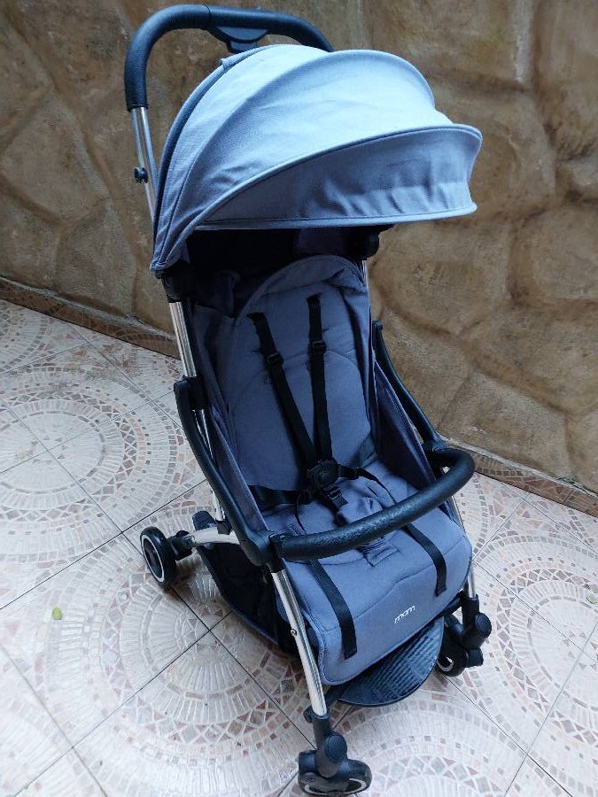 عربه شارع للاطفال من ماركه mom العالميه