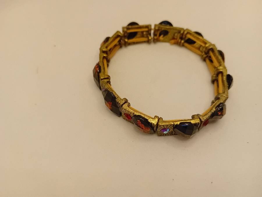 اسوارة-ذهبي-مع-حجز-احمر-واسود