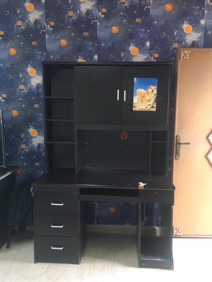 مكتب مع رفوف