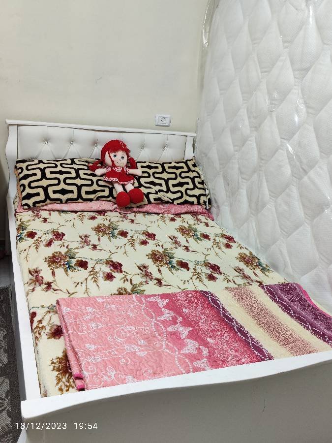 تخت-أبيض-مفرد-ونص