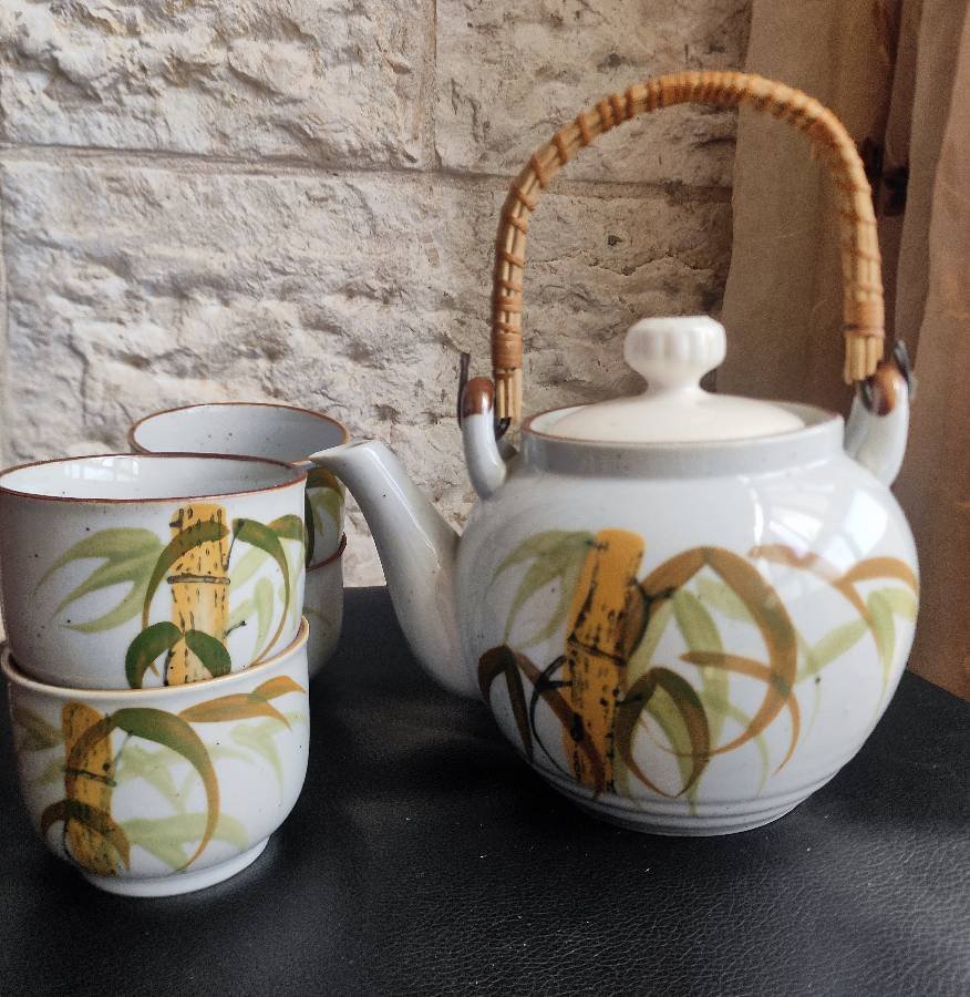 ابريق-شاي-مع-أربع-فناجين