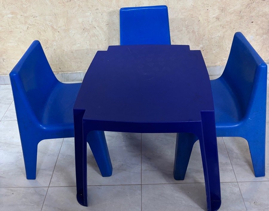 طاوله-مع-٣-كراسي