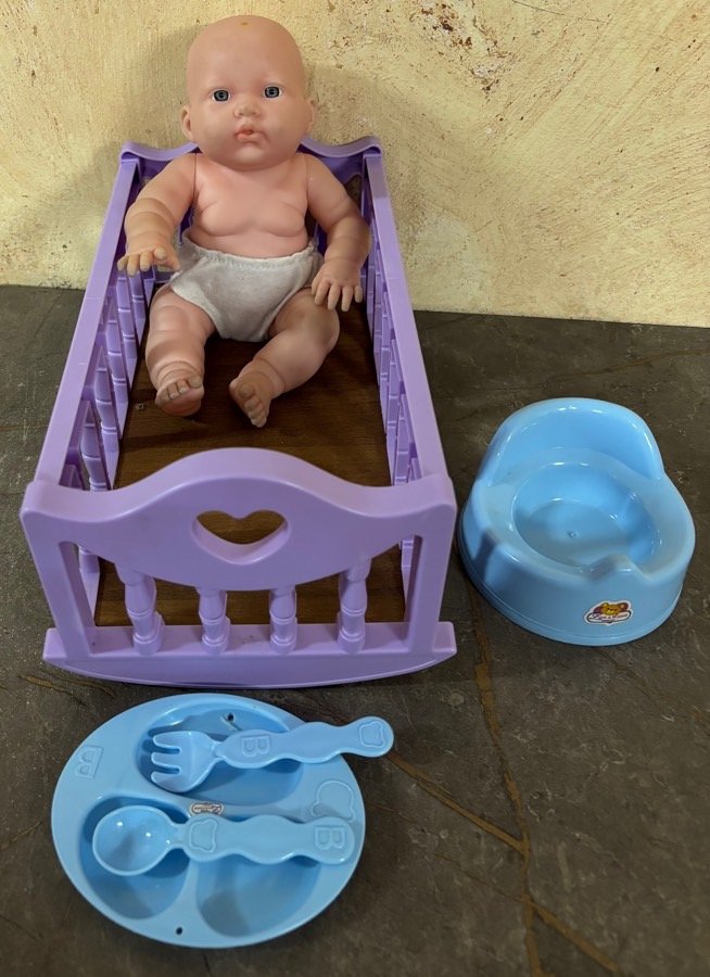 لعبة طفل مع اغراضه