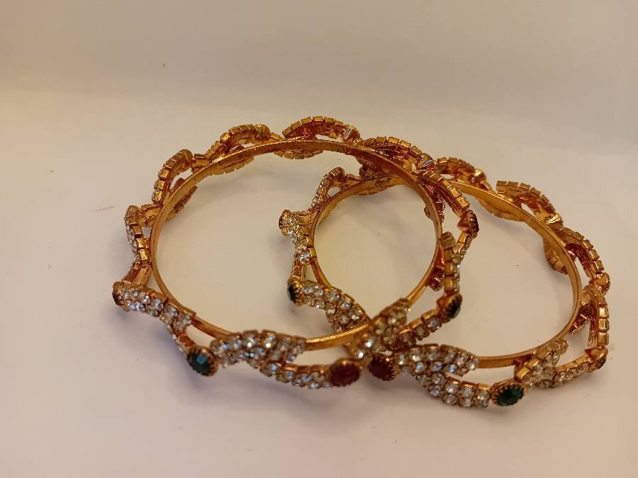 طقم-اساور-ذهبي-مع-خرز-الوان-جديد