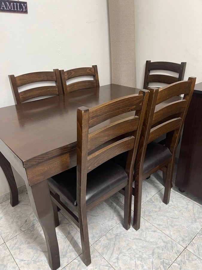 طاولة سفره بتتكبر ومعها ٦ كراسي