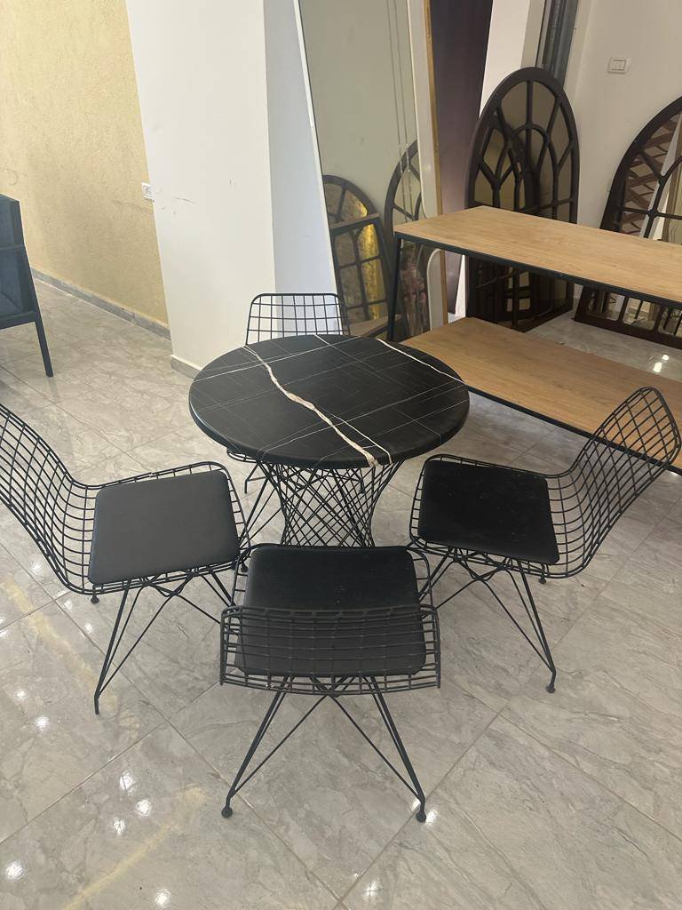 طاولة و كراسي