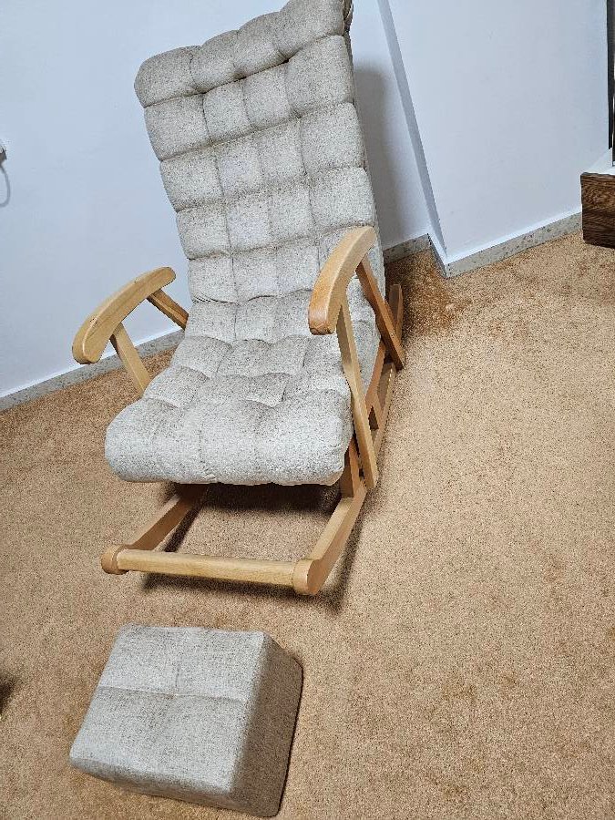 كرسي هزاز مع مسند قدمين