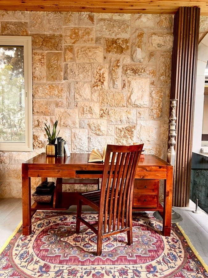 مكتب-خشب-طبيعي-مع-كرسي-انتيك