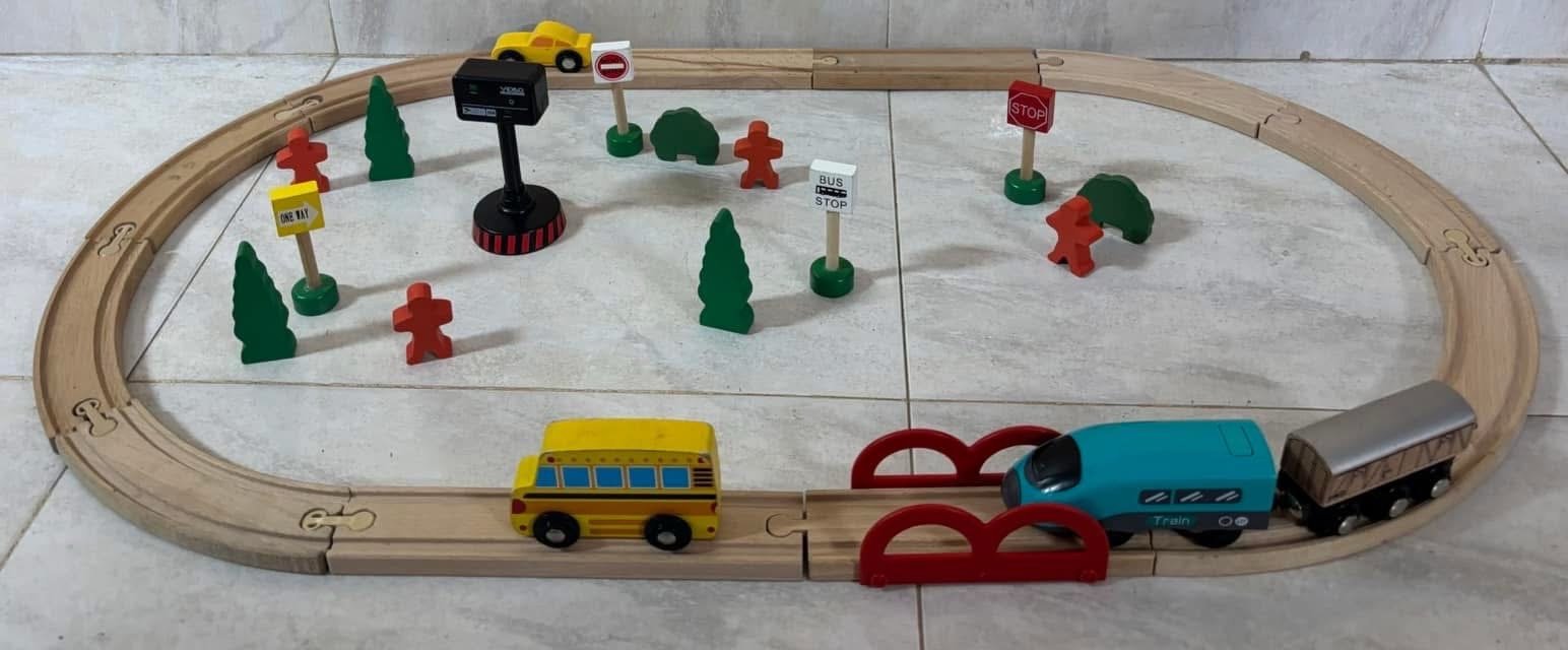 قطار من خشب