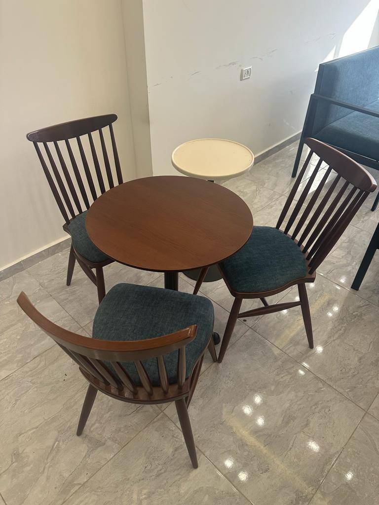 طاولة-وكراسي