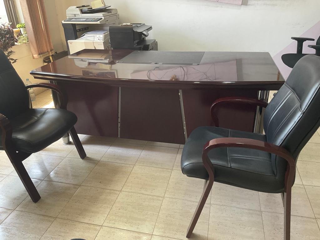 مكتب-مدير-مع-مساعد