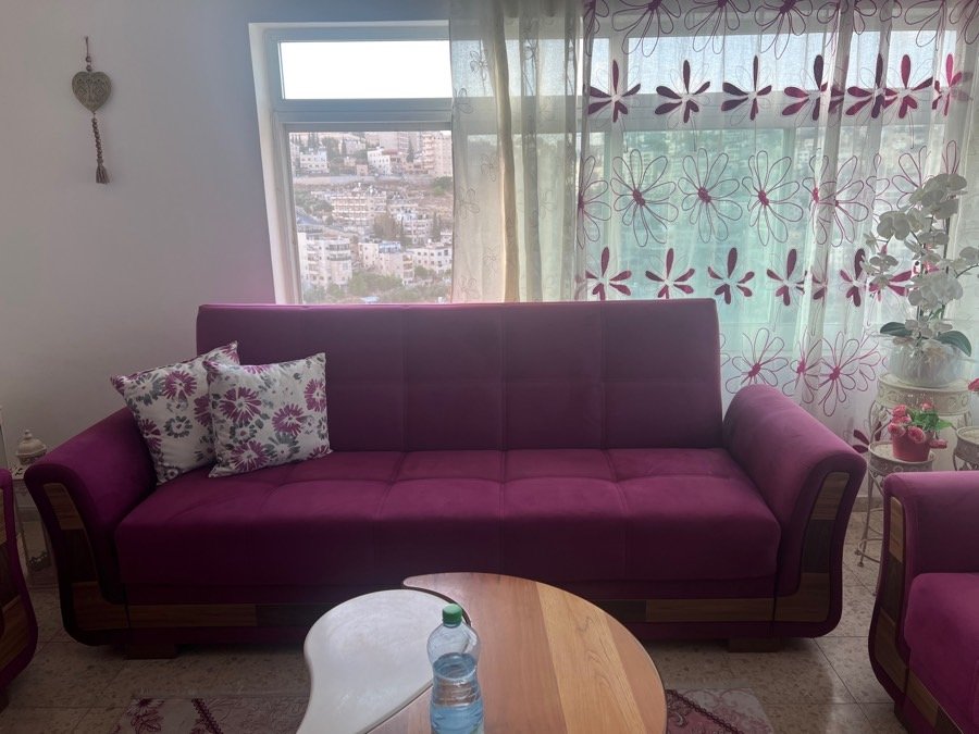 طقم كنب 10مقاعد لون فوشي بحالة جيدة