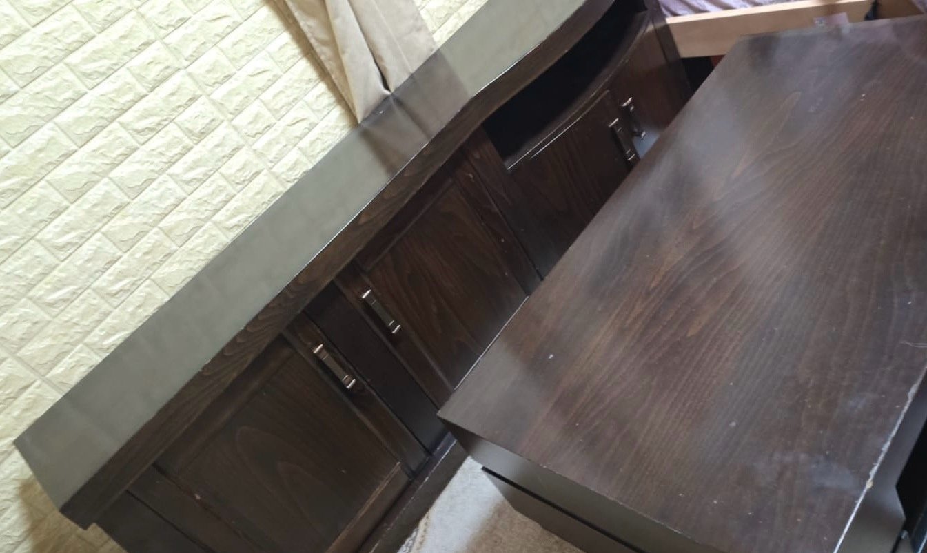 طاولة-ومزنون-للبيع-مع-كمان-قطع-إضافيه