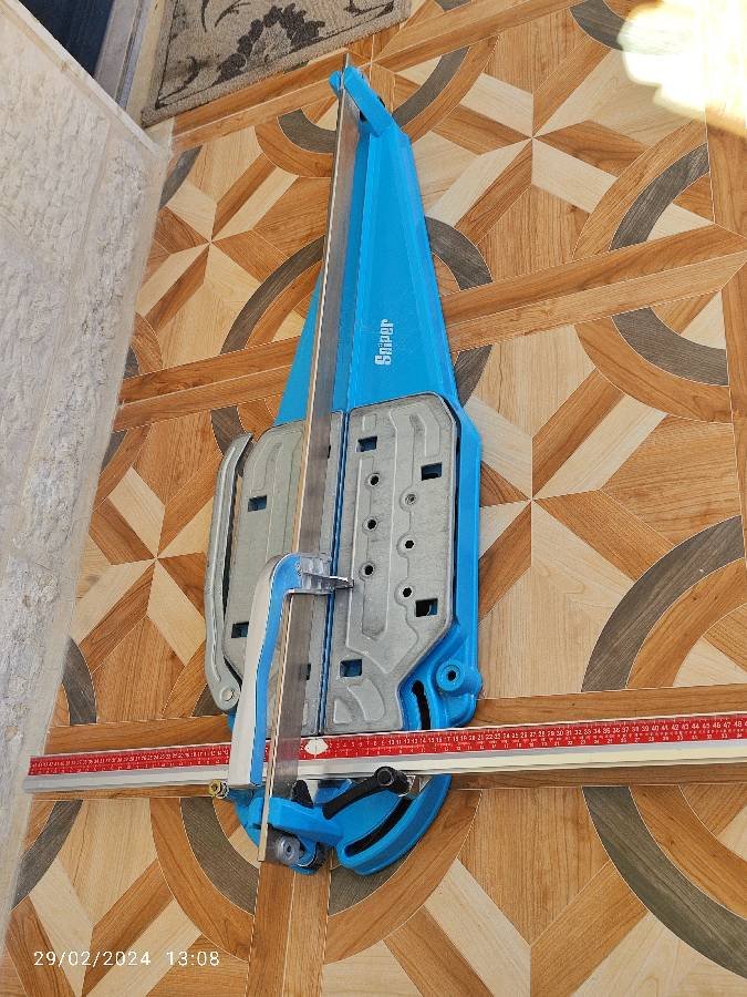 ماكنة قص بلاط