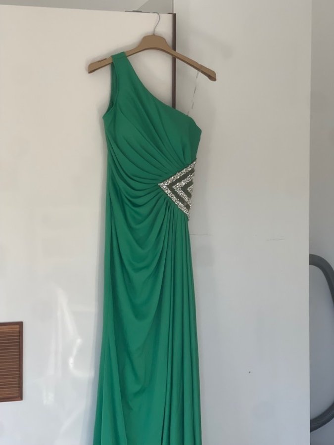 green-dress-with-crystal