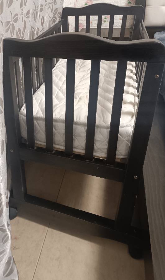 سرير-بيبي-خشب-مع-عجلات