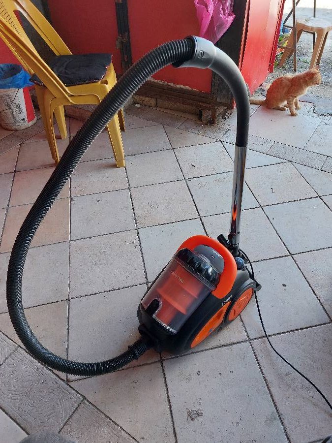 مكنسه كهربائيه سلكيه